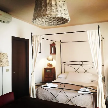 Il Casolare Del Vignolo Guest house *